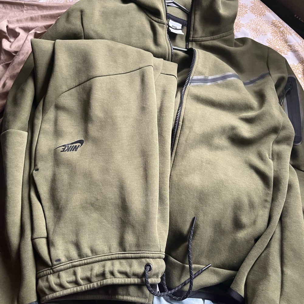 Green Nike tech set
